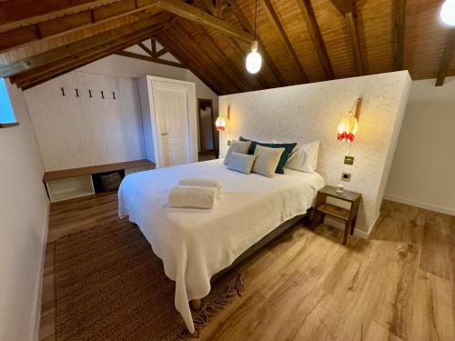 Ένα ή περισσότερα κρεβάτια σε δωμάτιο στο Window to the Morrish Castle