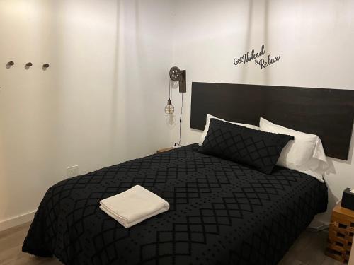 Ένα ή περισσότερα κρεβάτια σε δωμάτιο στο NYC Speakeasy-BedStuy Chapel