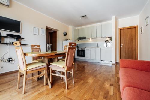 a kitchen and dining room with a table and chairs at Blue Horison Apartments by In Property in Pržno