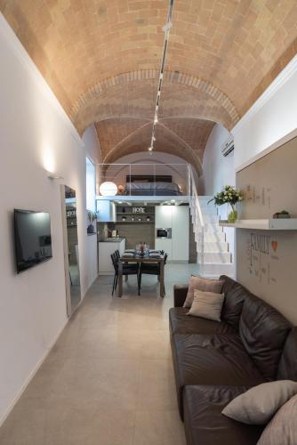 a living room with a couch and a table at Palazzo Ricca Guarducci Piano Terra in Montefiascone