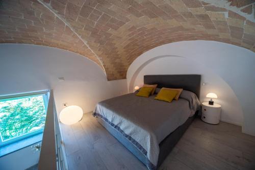 a bedroom with a bed with a brick ceiling at Palazzo Ricca Guarducci Piano Terra in Montefiascone