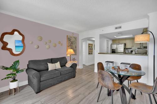 マイアミにあるSerene Cozy Retreat with Balcony Free Parkingのソファとテーブルのあるリビングルーム