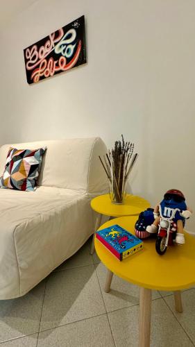 a living room with a couch and a table at Casa vacanza Nina in Salerno