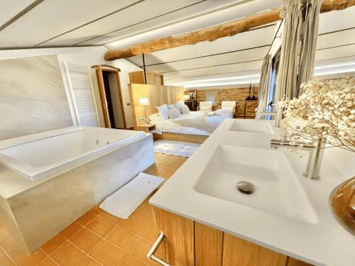 Postel nebo postele na pokoji v ubytování Masia de Queralt Luxury Casa Rural Spa y Vistas