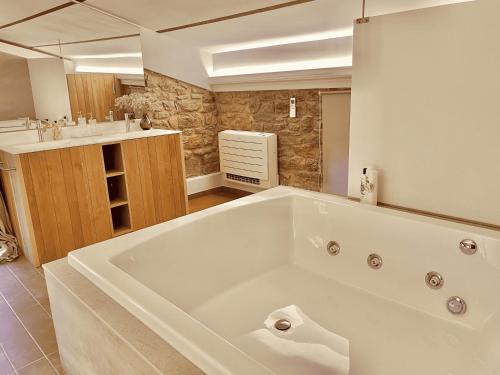Ένα μπάνιο στο Masia de Queralt Luxury Casa Rural Spa y Vistas