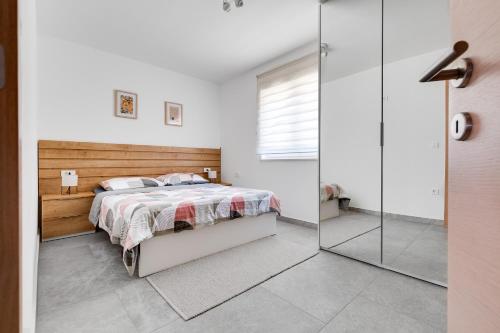 Ένα ή περισσότερα κρεβάτια σε δωμάτιο στο Sea Bay View apartment - Appartement avec piscine et magnifique vue sur mer