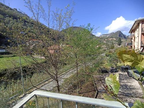 Pemandangan gunung umum atau pemandangan gunung yang diambil dari apartmen