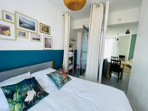 une chambre avec un lit avec deux oreillers dessus dans l'établissement La Gare - Appartement face à la gare plein, centre, à Lille