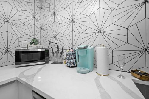 Køkken eller tekøkken på Comfortable 2BR Uptown Escape with Free Park