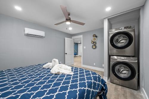 En eller flere senge i et værelse på Comfortable 2BR Uptown Escape with Free Park