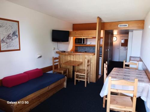 Cette chambre comprend un lit, une table et une cuisine. dans l'établissement Résidence Lauzieres - Studio 5 personnes skis aux pieds et proche des commerces dans le village du Charvet à Arc 1800 MAE-1901, à Arc 1800