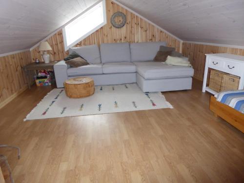 a living room with a couch and a table at Ny hytte i flott turterreng in Nore
