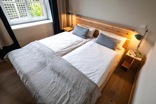 ein Schlafzimmer mit zwei Einzelbetten und einem Fenster in der Unterkunft Große Pause Altes Schulhaus Schweigen in Schweigen-Rechtenbach