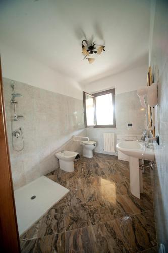 a bathroom with two toilets and a sink at Agriturismo Buriano in Lubriano
