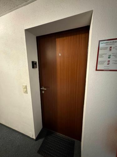 a wooden door in a hallway in a building at Ferienwohnung im Zentrum von Bad Aussee in Bad Aussee