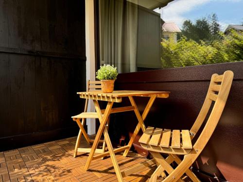 a small table and two chairs on a porch at Ferienwohnung im Zentrum von Bad Aussee in Bad Aussee