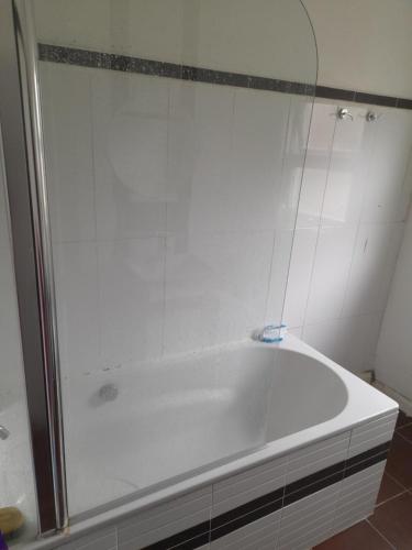 Bilik mandi di big room with free parking