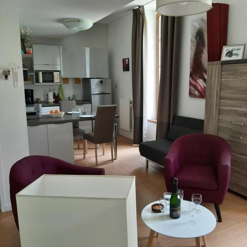 un salon avec un canapé et une table dans l'établissement Studio relooké Le Grand Tétras 2 étoiles, à Aulus-les-Bains