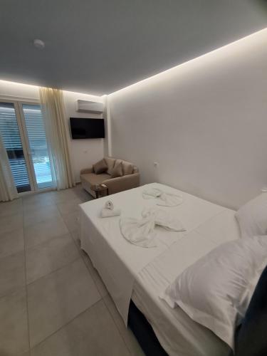 a hotel room with a bed and a couch at Apartments Keesi 1 in Durrës