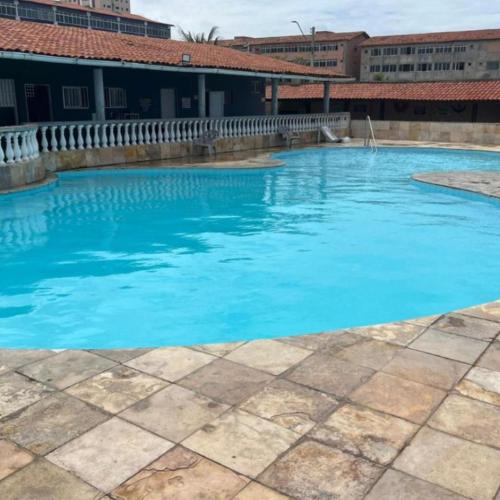a large swimming pool with blue water at Apartamento no Icaraí in Caucaia