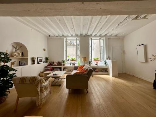 un salon avec un canapé et une table dans l'établissement Paris Marais 8RDL Home - 2 rooms, 2 bathrooms, terrace, à Paris