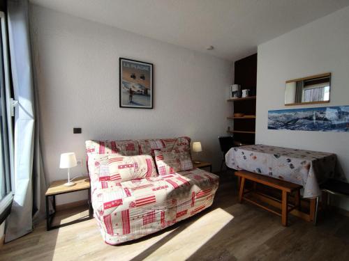 un salon avec un canapé et un lit dans l'établissement Résidence Etoile - Studio pour 2 Personnes 284, à La Plagne Tarentaise