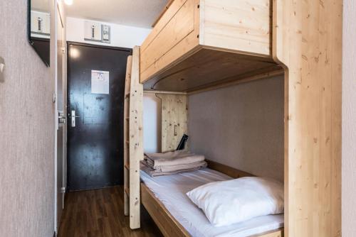 sypialnia z łóżkiem piętrowym w pokoju w obiekcie Résidence Prariond A - Studio pour 4 personnes au Val Claret MAE-7674 w mieście Tignes