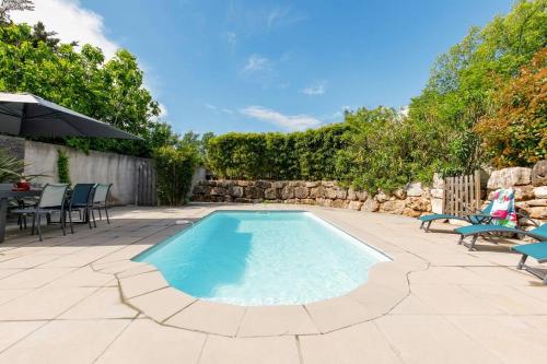 - une piscine sur une terrasse avec des chaises et un parasol dans l'établissement Welcome to Villa Gerlou, à Roquefort-les-Pins
