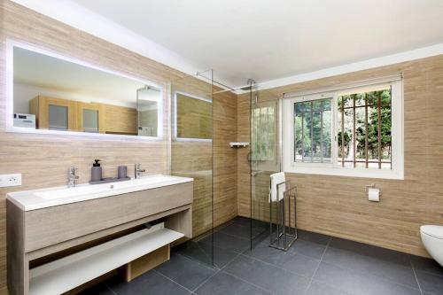 une salle de bain avec un lavabo et une douche en verre dans l'établissement Welcome to Villa Gerlou, à Roquefort-les-Pins
