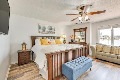1 dormitorio con cama, sofá y ventilador en Lakefront Dadeville Villa with Deck and Private Dock!, en Dadeville