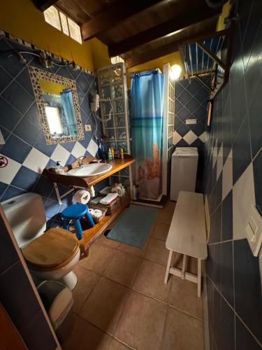 a bathroom with a toilet and a sink at CASA TAMARA APalmera BDátil in Haría