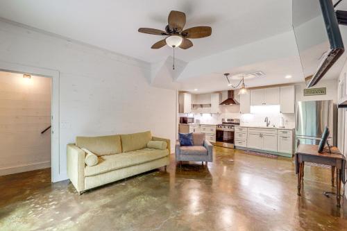 Una cocina o cocineta en Pet-Friendly West Jefferson Home with River View!