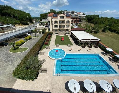 Bazén v ubytování Apart Hotel Llolla nebo v jeho okolí
