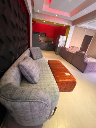 Posezení v ubytování شقـة فندقيـة بحديقـة خـاصة - كـمبوند روضـة زايـد