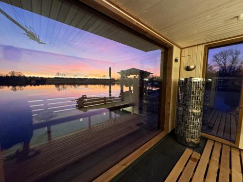 una ventana de una casa con vistas al agua en Wake Port Boat, ubytování na lodi, en Brandýs nad Labem-Stará Boleslav