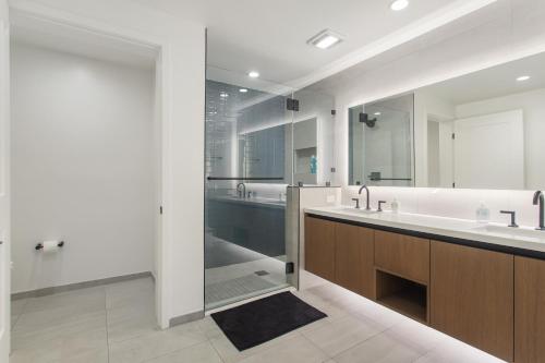 Ένα μπάνιο στο West Side Prime Location 2 Bedroom with Pool