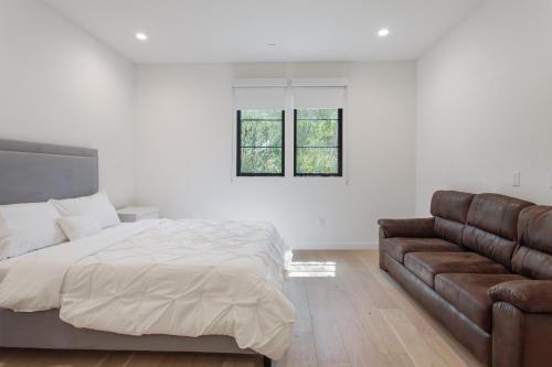Χώρος καθιστικού στο West Side Prime Location 2 Bedroom with Pool