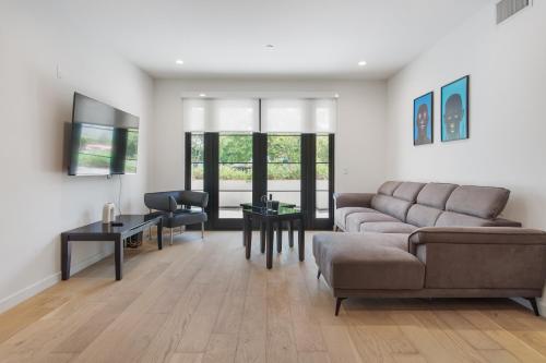 Χώρος καθιστικού στο West Side Prime Location 2 Bedroom with Pool