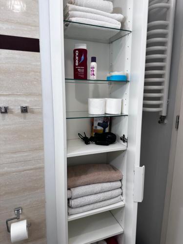 a closet with towels and towels at CENTRUM APARTMENTS MARSZALKOWSKa Parking in Warsaw