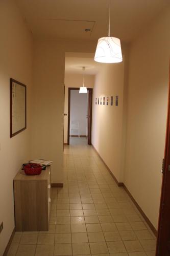 an empty hallway with a hallwayngthngthngthngthngthngthngthngthngthngth at Casa P&G in Niscemi