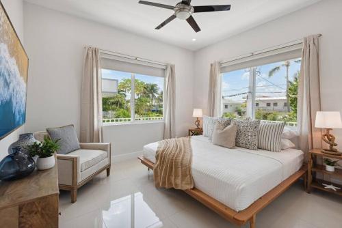 Un dormitorio con una cama y una ventana grande. en Endless Summer Key Largo House, en Cayo Largo