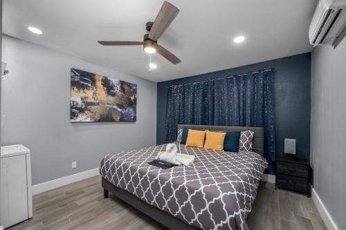 a bedroom with a bed and a ceiling fan at Cozy Galleria Apt near Uptown with Free Park in Houston
