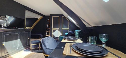 - une salle à manger avec une table et des assiettes dans l'établissement Le Paille - Studio chic cosy - HyperCentre - WIFI, au Mans