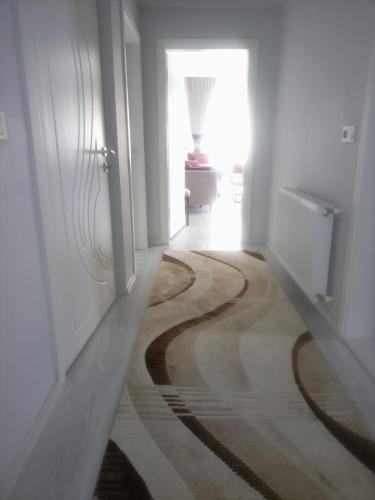 a hallway with a rug on the floor at HAMZAOĞLu KONAK in Atakum