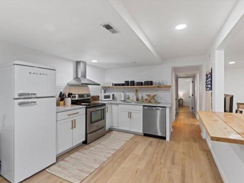 Η κουζίνα ή μικρή κουζίνα στο Newly Renovated Basement Apt