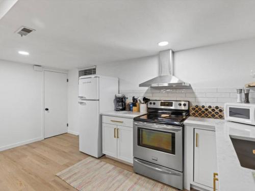 Η κουζίνα ή μικρή κουζίνα στο Newly Renovated Basement Apt