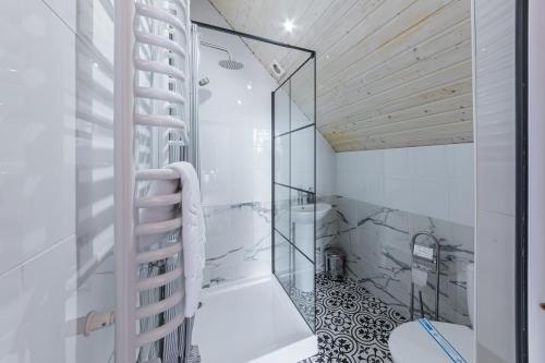 Un baño con ducha de cristal y un inodoro. en Haya Villa, en Bukovel