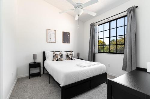 Postel nebo postele na pokoji v ubytování Newly renovated Townhome with King bed