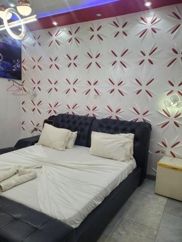 Ένα ή περισσότερα κρεβάτια σε δωμάτιο στο TOUR EIFFEL HoTEL BENIN