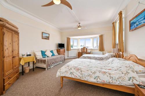 Katil atau katil-katil dalam bilik di Trevarner Guest House